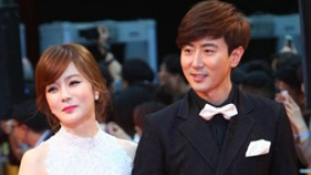 蔡琳清新甜美小鸟依人 手挽男友高梓淇高调秀恩爱