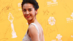 黄圣依蕾丝裸背泄春光 骨感美女别样性感秒杀镜头