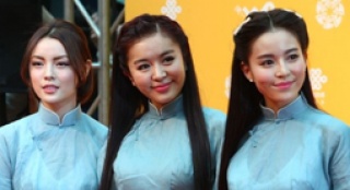 《女生宿舍》主創(chuàng)紅毯秀 溫心民國(guó)學(xué)生裝甜美嬌羞