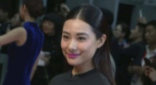劉璇黑色長(zhǎng)裙輕盈漫步 熟女風(fēng)范熒光手提包搶鏡