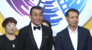 《王牌》劇組亮相紅毯 梁家輝微笑揮手顯親切