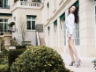 秦嵐穿明亮彩衣露光潔美腿 背靠巴黎鐵塔露蠻腰