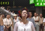作為亞洲喜劇天王，《功夫》是周星馳沉寂三年之后推出的又一部自編自導(dǎo)自演的力作，很多人說《功夫》是周星馳對(duì)前輩的致敬、對(duì)過去的懷舊、對(duì)記憶的復(fù)興，他營造的氛圍、他請(qǐng)來的明星，無一不與我們的網(wǎng)絡(luò)時(shí)代拉開距離，但即使這樣，憑借周星馳與《少林足球》原班編劇集體構(gòu)思和搞笑路線的風(fēng)格，在2004年該片內(nèi)地票房突破1.6億，連續(xù)蟬聯(lián)多周票房冠軍。