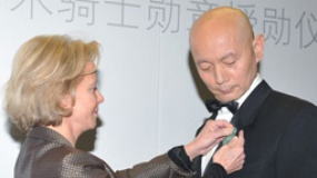 葛优被授予法国骑士勋章 穿金棕榈老战服自嘲胖了