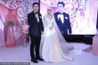 嚴(yán)屹寬新婚歸來(lái)設(shè)宴招待賓客 新娘身穿深V婚紗