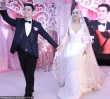 嚴(yán)屹寬新婚歸來(lái)設(shè)宴招待賓客 新娘身穿深V婚紗