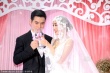 嚴(yán)屹寬新婚歸來設(shè)宴招待賓客 新娘身穿深V婚紗