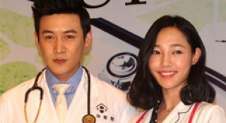 陆毅如愿穿上“白大褂” 白百何出马挑战老师