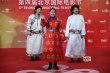 蒙古影片主創(chuàng)穿民族服飾個性亮相 揮手示意觀眾