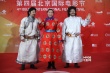 蒙古影片主創(chuàng)穿民族服飾個性亮相 揮手示意觀眾
