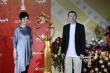 冯小刚徐帆亮相红毯秀恩爱 徐帆着长衫神采奕奕