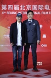 《素媛》主创亮相 导演李浚益笑容满面颇具自信