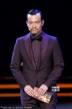 廖凡西装笔挺蓄须性感 台上表演诗朗诵紧张忘词