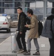 文章现身机场狂抽烟 “上海女婿”住酒店不回家