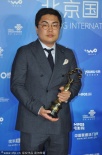 《素媛》李甄获最佳女配角 制片人代领亲吻奖杯
