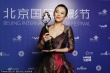 最佳女主角章子怡亮相后台 高举奖杯笑容灿烂