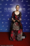最佳女主角章子怡亮相后台 高举奖杯笑容灿烂