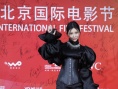巩新亮一袭黑裙惹眼登红毯 古典风格妖冶独特