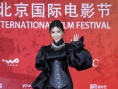 巩新亮一袭黑裙惹眼登红毯 古典风格妖冶独特