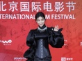 巩新亮一袭黑裙惹眼登红毯 古典风格妖冶独特