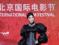 巩新亮一袭黑裙惹眼登红毯 古典风格妖冶独特