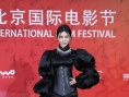 巩新亮一袭黑裙惹眼登红毯 古典风格妖冶独特
