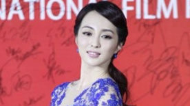 李蜜著透視長裙亮相紅毯 身姿婀娜與影迷親切互動