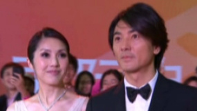 杨千嬅手挽郑伊健亮相交流频繁 深V鱼尾裙妩媚性感