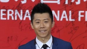 影帝夏雨亮相红毯引热潮 与影迷欢乐玩儿自拍