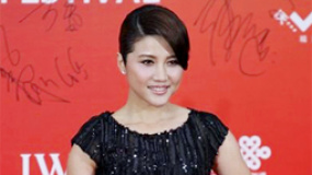 上届影后颜丙燕优雅亮相 称拿奖是“优秀加幸运”