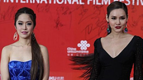 《冬阴功2》剧组亮相 泰国美女优雅微笑低胸行礼