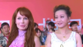 好莱坞女星惊艳亮相  “大头衔”引现场惊呼