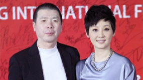 冯小刚、徐帆亮相默契十足 频频跟粉丝碰手显亲和