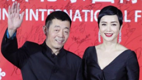 顾长卫夫妇携手恩爱亮相 蒋雯丽短发红唇性感大气