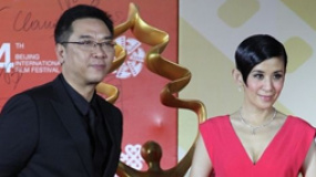 吴君如手挽关锦鹏登场 深V礼服喜笑颜开性感迷人