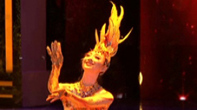 开场舞《太阳鸟》点燃激情 绚丽舞台流动梦幻光影