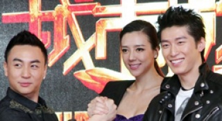 釋小龍“搭訕”周韋彤遭拒 與竇驍掰手腕秀肌肉