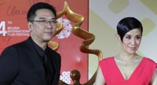 吳君如手挽關(guān)錦鵬登場 深V禮服喜笑顏開性感迷人