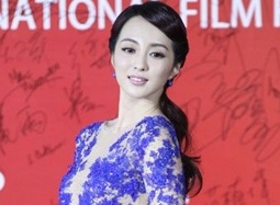 李蜜着透视长裙亮相红毯 身姿婀娜与影迷亲切互动