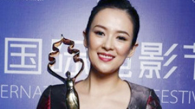 章子怡终获“十全十美” 戴钻戒亮相避谈婚事