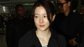 李英爱全黑造型倦容抵港 八保安护驾零粉丝接机