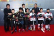 《冰球小王子》小演员登红毯 运动少年活力满满
