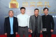 《孔二皮进城记》主创亮相 浅色西装革履朴素