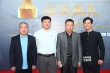 《孔二皮進(jìn)城記》主創(chuàng)亮相 淺色西裝革履樸素