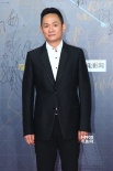 果静林西装革履现身红毯 稳重有范儿显熟男魅力