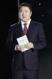 博納總裁于冬任百合獎(jiǎng)嘉賓 暗紅波點(diǎn)領(lǐng)帶顯儒雅