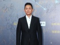 果静林西装革履现身红毯 稳重有范儿显熟男魅力