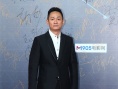 果静林西装革履现身红毯 稳重有范儿显熟男魅力