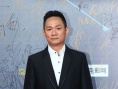 果静林西装革履现身红毯 稳重有范儿显熟男魅力