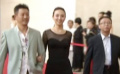 《猎杀中山狼》剧组亮相 女主薄纱黑裙优雅飘逸